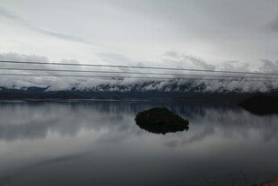 宁静湖面与远处山峦倒影