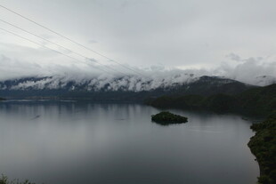 宁静湖景与远处雪山