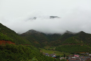 云雾缭绕的山间村落