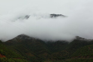 云雾缭绕的山峦美景