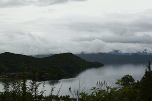 云雾缭绕的山水风光