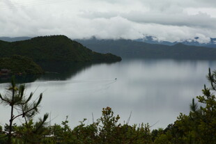 云雾缭绕的山水景致