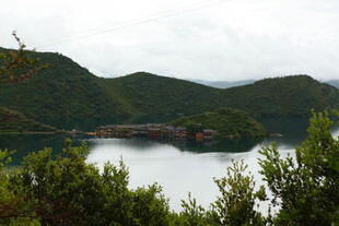 湖畔青山环绕的静谧风光