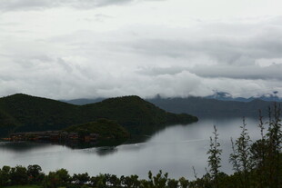 云雾缭绕的山水风光