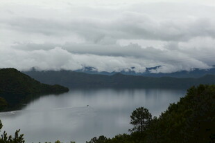 云雾缭绕的静谧山水风光