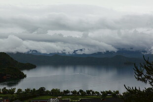 云雾缭绕的静谧湖景