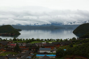 湖畔小镇与远山云雾美景