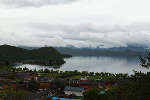 湖畔小镇风光 云雾缭绕