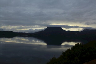 黄昏下静谧的山水倒影