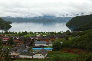 湖畔村落风光美景