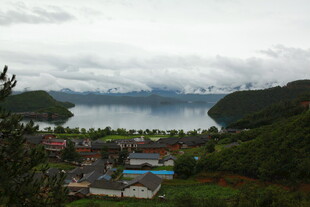 山间湖畔小镇风光
