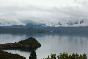 云雾缭绕的静谧湖中小岛