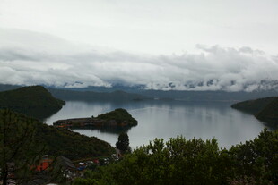 云雾缭绕的静谧湖泊风光