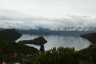 云雾缭绕的静谧山水风光