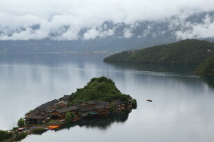 湖中小岛云雾缭绕美景