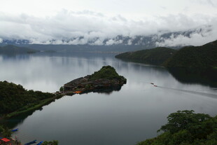 湖中小岛云雾缭绕美景