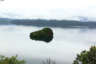 湖中小岛映于平静湖面