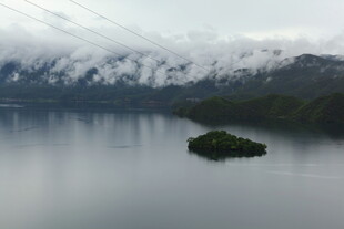 雪山下宁静的湖中小岛