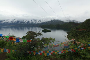 湖畔经幡 雪山下的秀丽风光