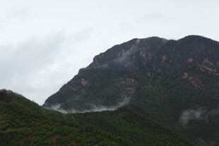 云雾缭绕的山峦美景