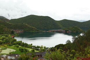 山间湖泊秀丽风光