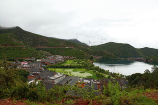 山间湖畔村落美景
