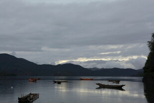 湖畔小船伴远山云雾