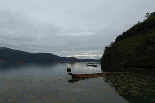宁静湖面的孤舟与青山