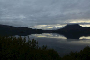 宁静湖景与远山的黄昏时刻