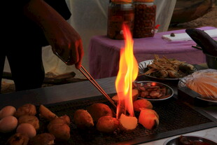 户外炭火烤制美味食物
