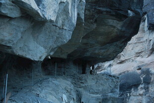 山洞内的岩石景观