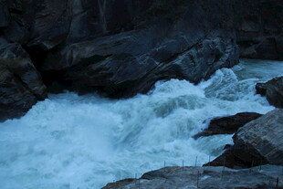 湍急溪流穿岩石而过