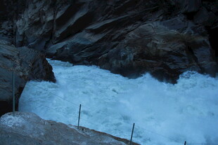 山间湍急的白色水流