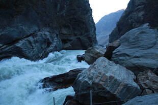 峡谷湍急河流中的巨石