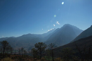 壮丽山景 阳光洒落群山