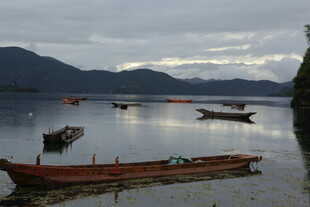 宁静湖面停泊的几叶扁舟