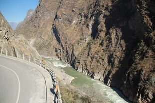 蜿蜒山路穿行于壮丽峡谷