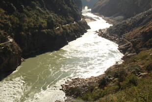 壮丽峡谷中的湍急河流
