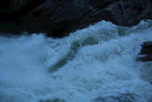 湍急水流冲击岩石景象