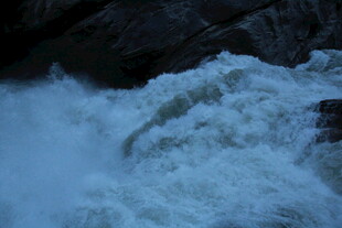 湍急水流冲击岩石景象