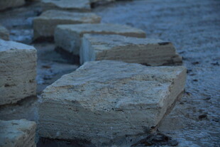 户外排列的石块