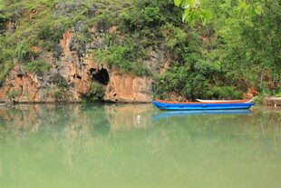 青山绿水间的蓝色小船