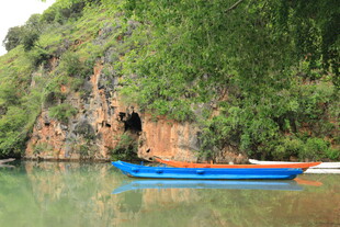 青山绿水间的蓝色小船