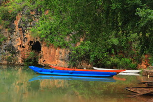 青山绿水间的蓝色小船