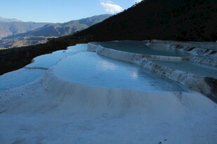 山间蓝白相间的美丽水池