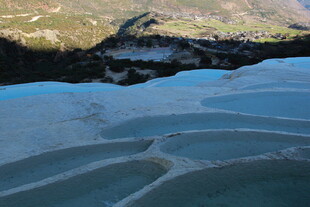 蓝白相间的独特地貌景观
