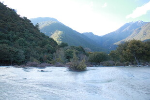 山间湍急河流壮丽风光