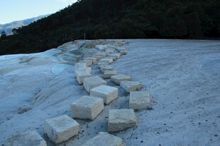 雪地中石块铺成的蜿蜒小径
