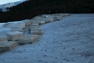 雪地中的石堆景观