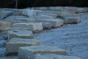 整齐排列的石块